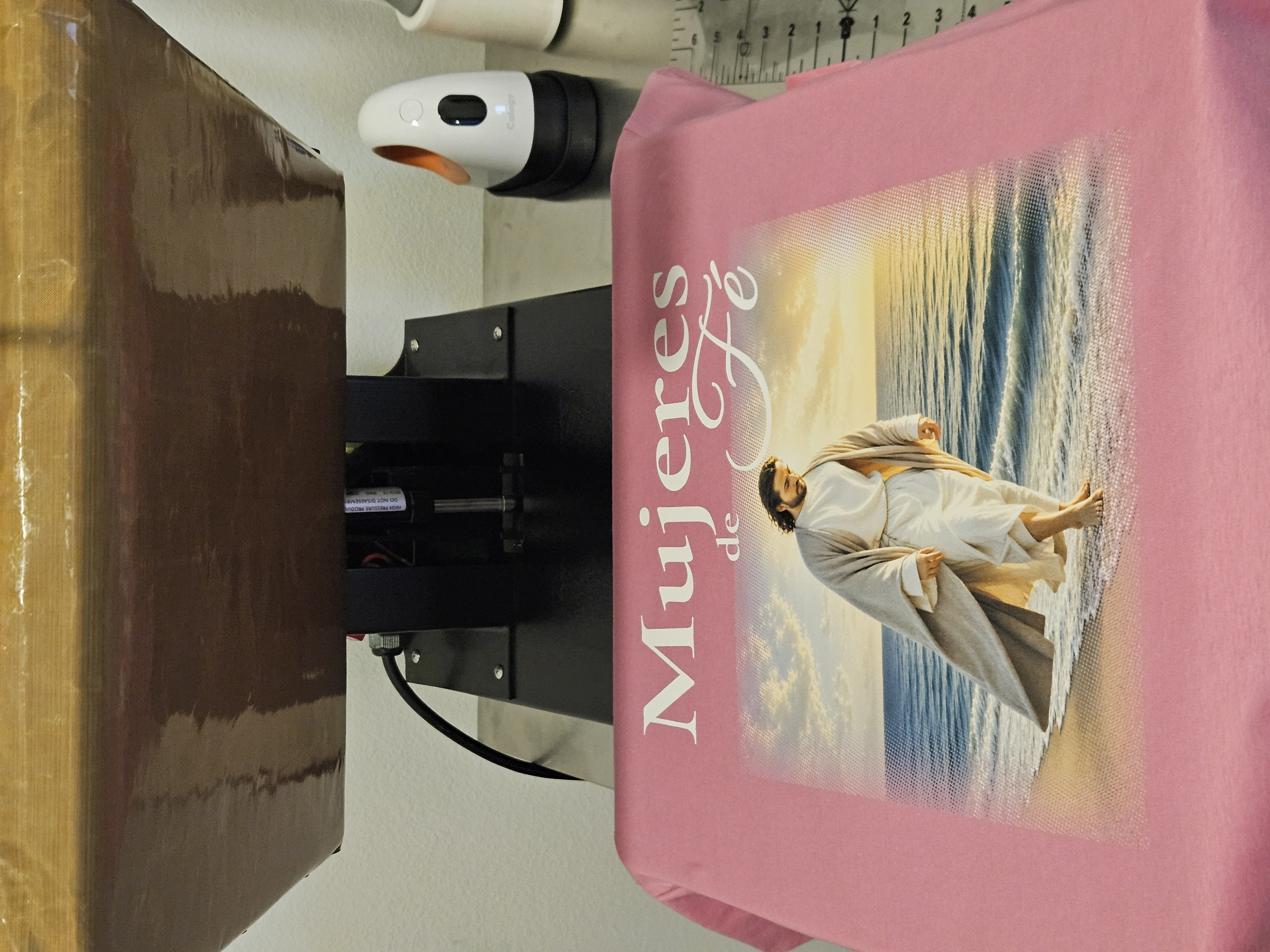 Custom Mujeres de Fe tee with Jesus design